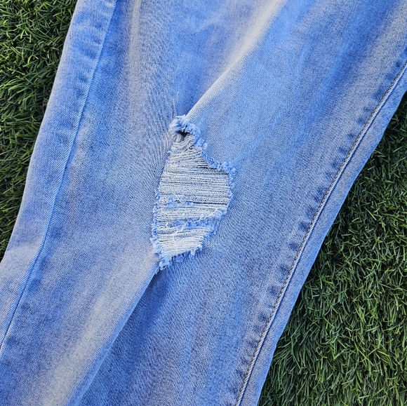 Pretty Little Thing 5 Pocket Skinny Denim Jeans Ripped Knees Womens Size US 22 - Picture 3 of 9